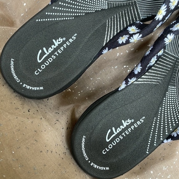 Brand New Clark’s Cloudsteppers Washable Cushioned Black White Daisy Sandals - Picture 5 of 16